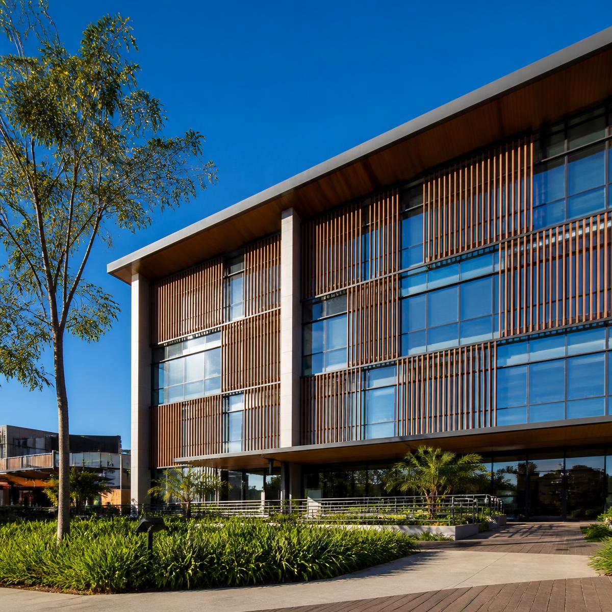 Edifício de offices do MULTI Open Shopping com brises de madeira e vegetação